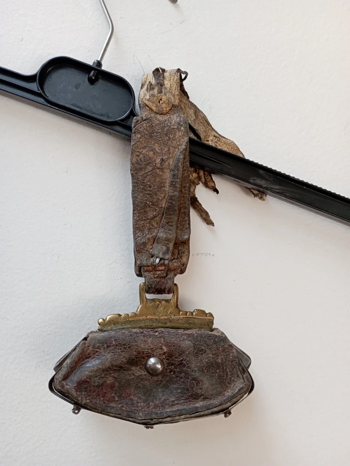 Antico Mechag Tibetano in pelle con decori di corallo, argento e ottone - Immagine 4 di 4