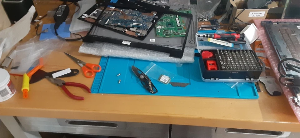 Banco de Trabajo Seville Classics UltraHD Iluminado 48L x 24W x 65.5H Pulgadas Inoxidable Foto 3 de 4