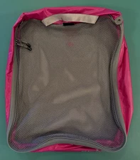 SEA TO SUMMIT MEDIUM LIGHTWEIGHT ZIPPED TRAVEL CUBE.  Raspberry.  EUC!
