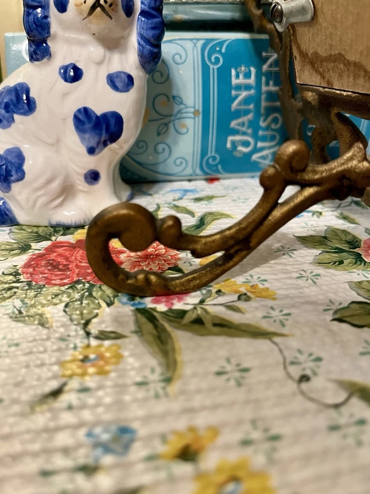 Antiguo tocador de caballete de hierro fundido con acabado dorado Wilton/espejo victoriano de mesa Foto 4 de 4