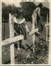 1970 Press Photo Crosses on Tulane University in protest of their death
