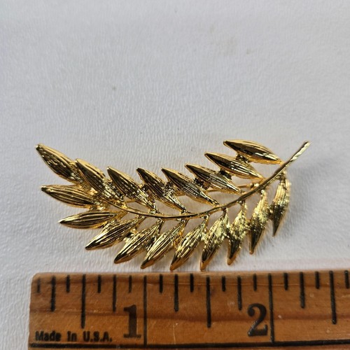 Vintage Gold-Tone Leaf Brooch - Elegant & Timeless Pin Jewelry - Picture 3 of 3