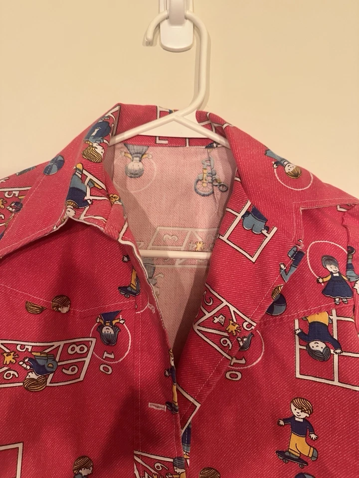 Camisa abotonada de colección hecha a mano para niños pequeños talla EST 6 diseño de patio escolar excelente estado. Foto 2 de 4