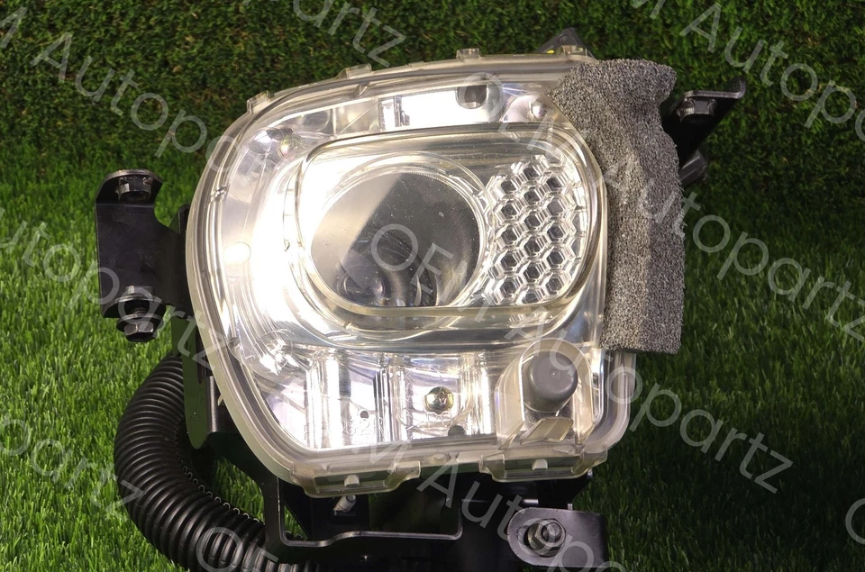 Lexus SC430 2002-2010 HID Fog Lamps With Controller Left And Right OEM Used - Image 3 of 4