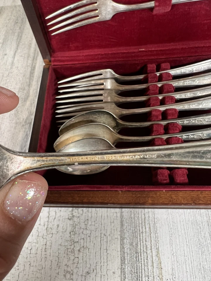 Cucharas y tenedores plateados hechos por la comunidad Rogers Bros 1847 Tudor Plateados Foto 4 de 4