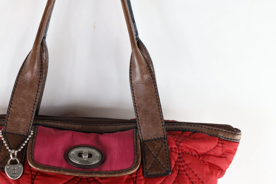 Bolso de mano Babydoll acolchado con mango de cuero llave fósil vintage años 90 Y2K Foto 2 de 4