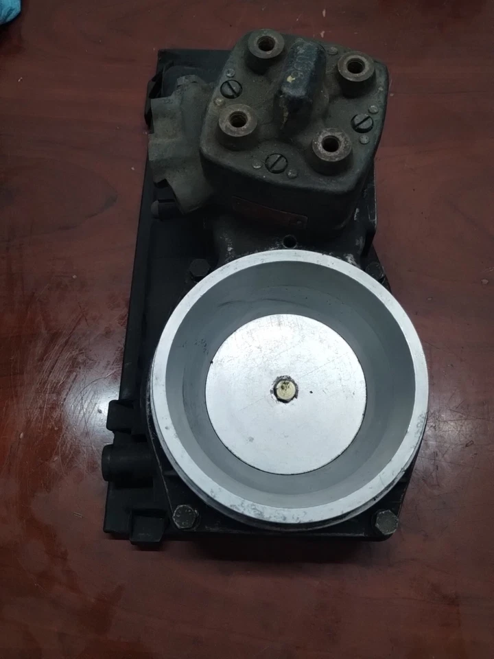 DISTRIBUIDOR DE COMBUSTIBLE BOSCH 0438100021 0 438 100 021 VW AUDI 1.6 Foto 2 de 4