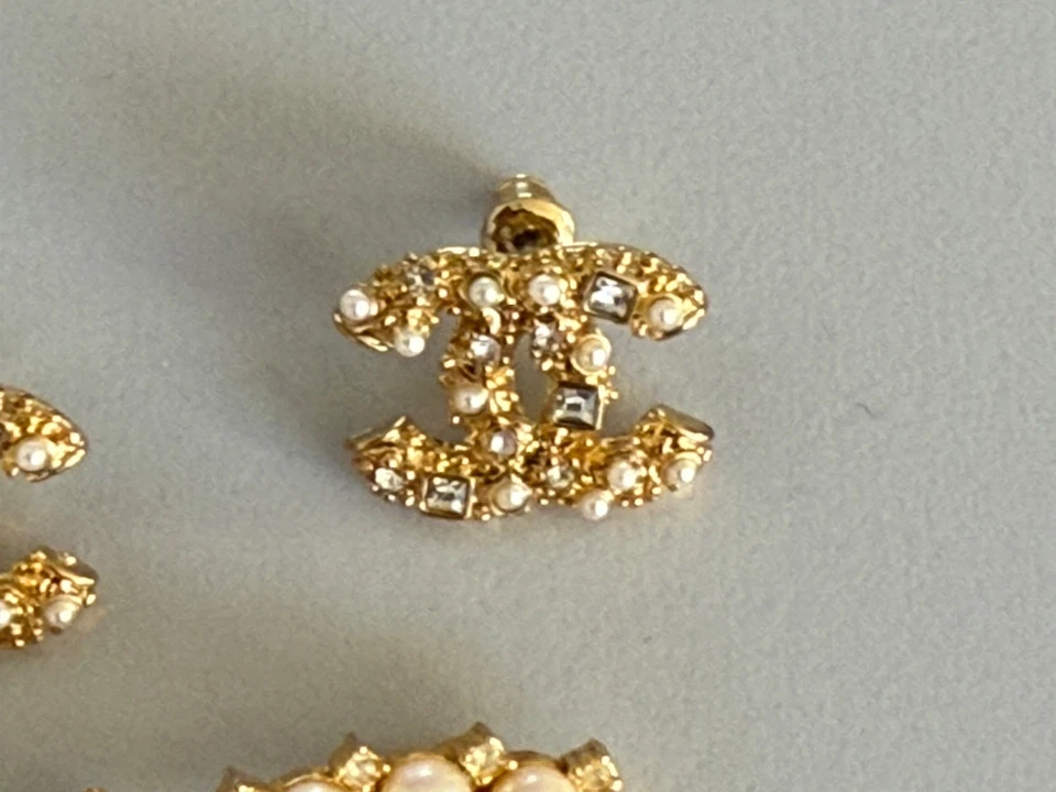 Chanel Ohrringe CC und Brosche - Top-Zustand - OVP - Bild 2 von 3