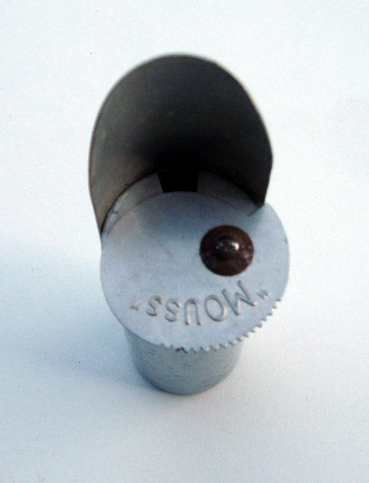 Ancien semoir à main MOUSS outil manuel aluminium jardin Art populaire Jardinage - Photo 4/4