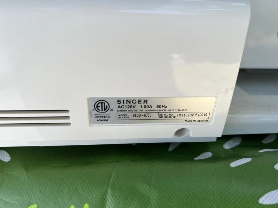Singer Futura Quartet SEQS-6700 Embroidery/Sewing Machine with Accessories - Image 3 of 3