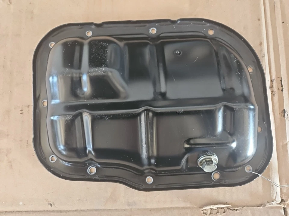 Нижний поддон масла в сборе для двигателя Lexus CT200h Toyota Prius 11-17 12102-37010 - Изображение 2 из 4