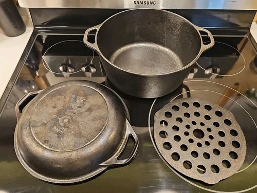 EUC Lodge 10 1/4 8DOL USA Cast Iron Dutch Oven Pot W/ Lid 5 Quarts and Trivet