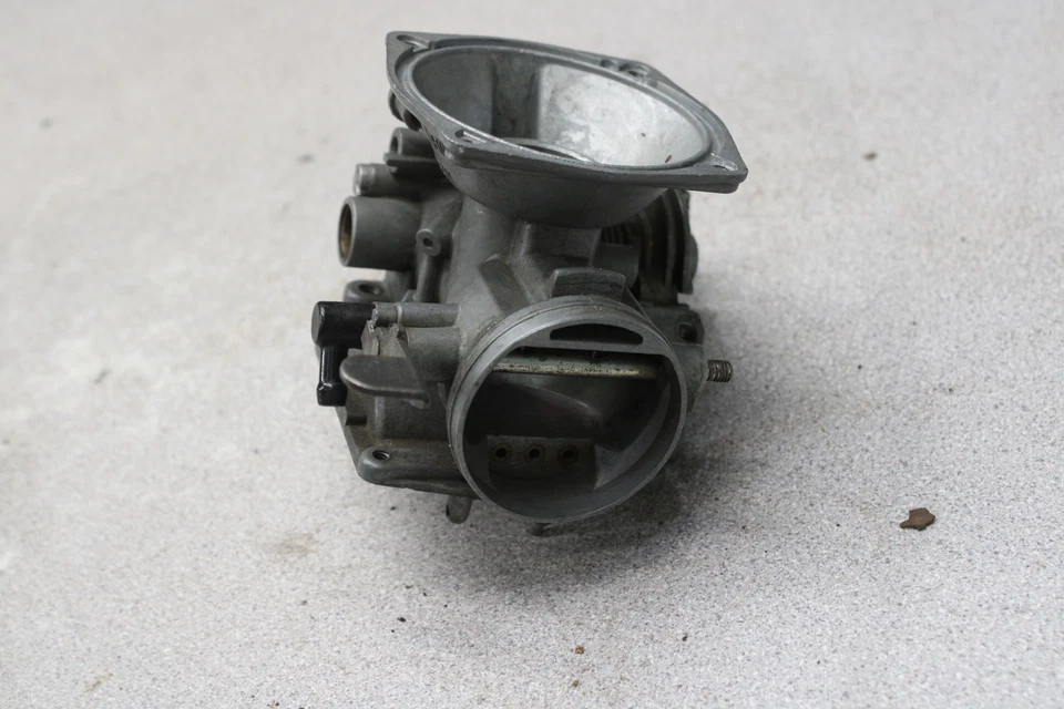 Kawasaki KZ400A 1977 Deluxe carrocería de carburador izquierdo 0793, HQ Foto 3 de 4