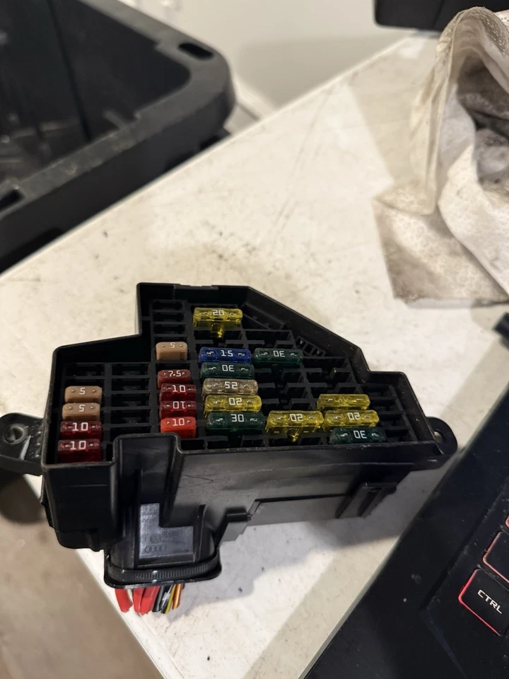 06-10 VOLKSWAGEN JETTA debajo del tablero caja de relé de conexión de fusibles OEM Foto 2 de 4