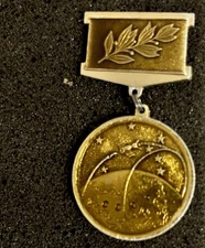 The First SPUTNIK in Space Orbits . VINTAGE SOVIET  FEDERAL CENTER MEDAL .