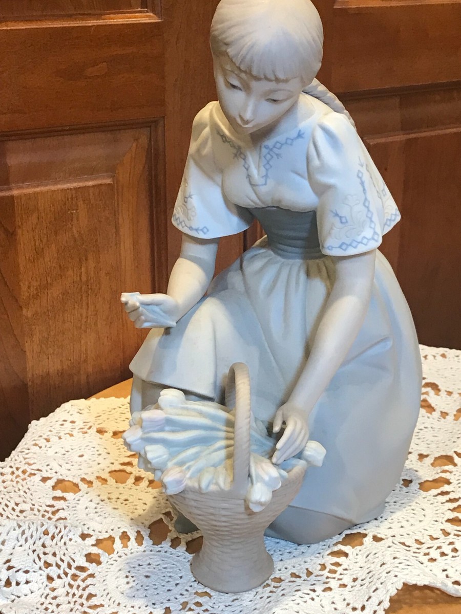 RARE Lladro Zaphir Girl w/ Flower Tulip in Basket 11