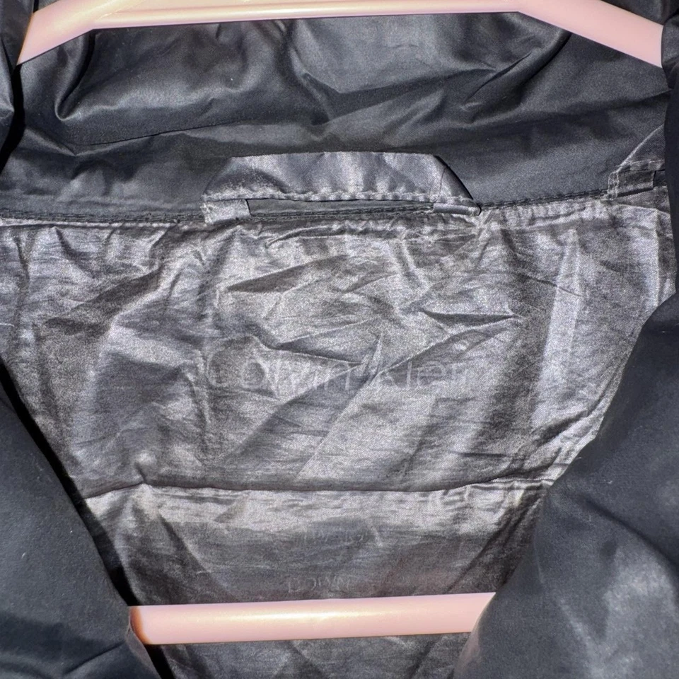 Chaqueta acolchada ligera negra Calvin Klein para hombre - talla pequeña Foto 3 de 4