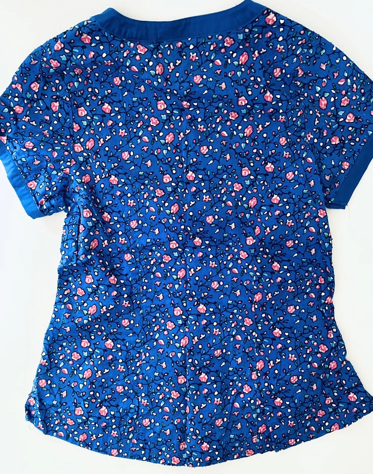 Camisa Médica Rampage Para Mujer Talla XS Azul Estampado Floral Foto 4 de 4