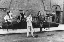 Robert Palmer unspecified band members performing on US talk show - Old Photo