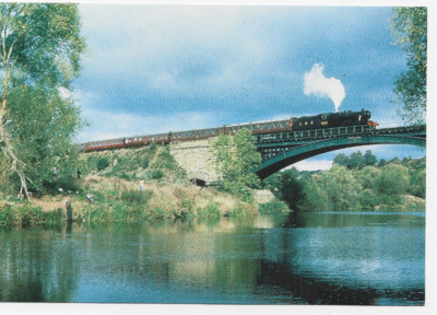 EINE POSTKARTE ~ LMS 2-8-0, 8F Nr. 8233 ÜBERQUERT DEN FLUSS SEVEERN AUF VICTORIA BRÜCKE