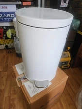 Global Industrial Model 237752RD Step On Trash Can 3-1/2 Gallon White 