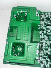 Lego Green Castle Baseplate Raised 32x48 Corner Pits Rock Path 10176 Chip Corner