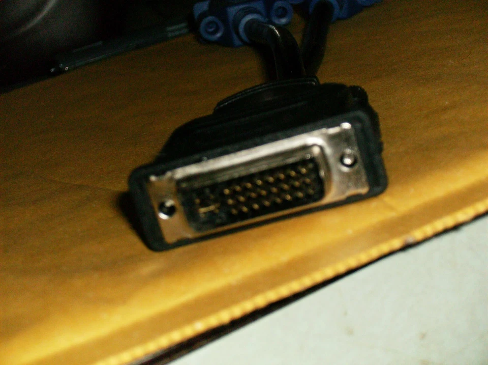 DVI-I 24+5 pins male to dual VGA female monitor y-splitter cable adapter - Image 3 of 3