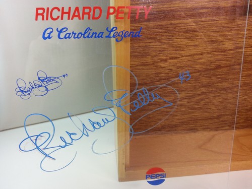 SET BOTTIGLIA VINTAGE NASCAR PEPSI COLLO LUNGO R PETTY 43 CASSA LEGNO PLEXI FIRMATA #121 STP - Foto 8 di 12
