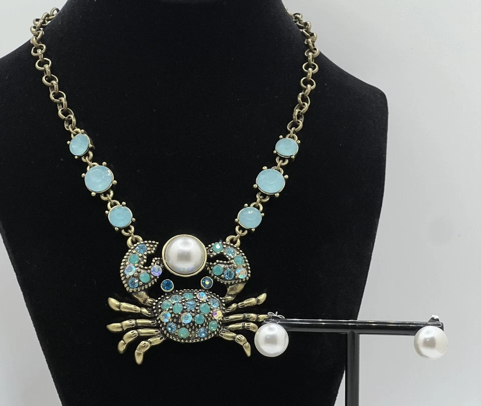 Collar de cangrejo Betsey Johnson estrás de cristal azul y perlas de imitación oro antiguo Foto 2 de 4