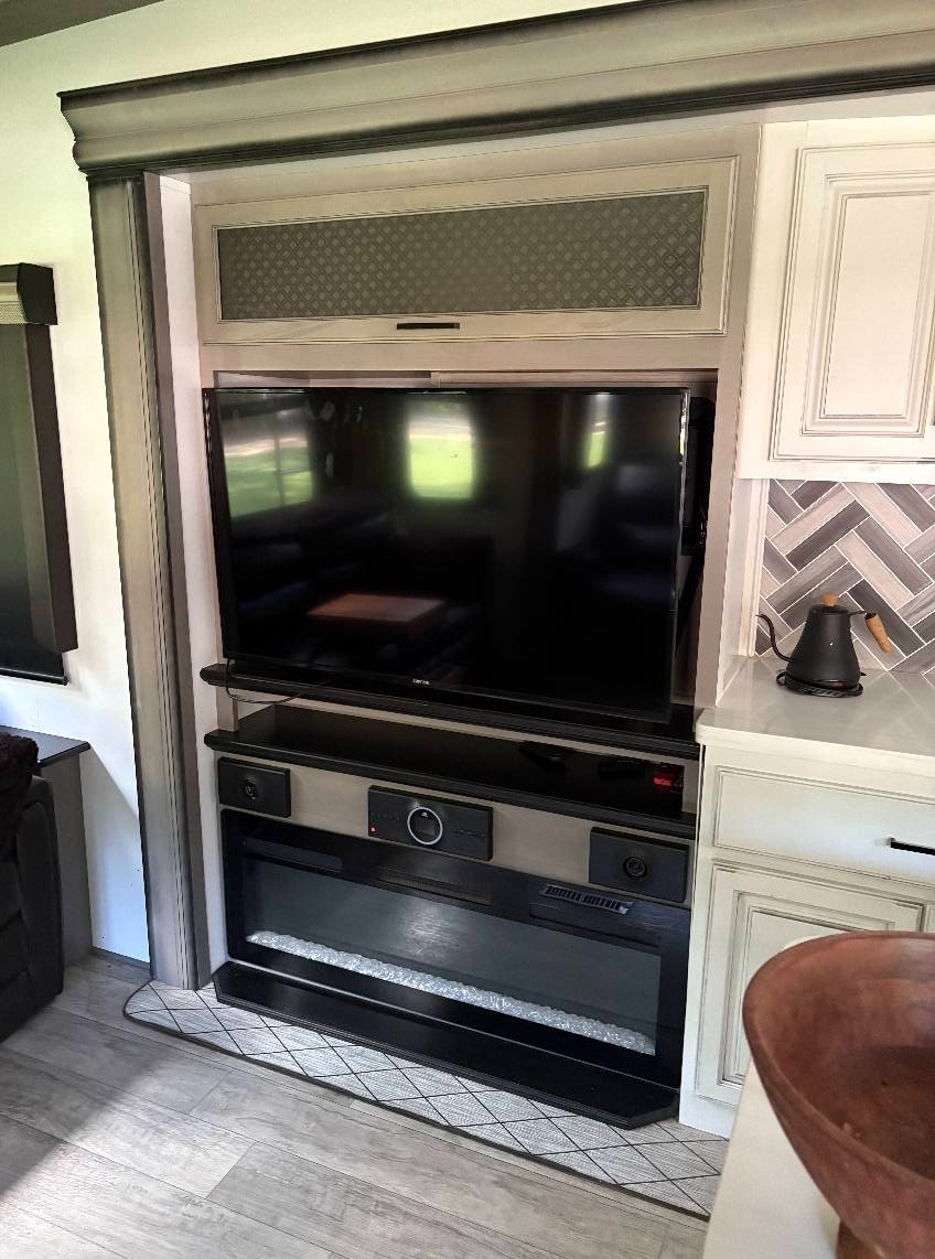 2022 Keystone Montana 5th Wheel RV - Currently Owned by Dog the Bounty Hunter