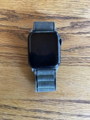 Apple Watch SE (2nd Generation) 40mm Aluminum Case with Sport Band