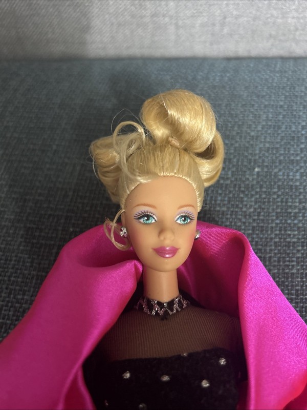 1998 Special Edition Happy Holidays Blonde Barbie Doll Vintage Mattel Displayed