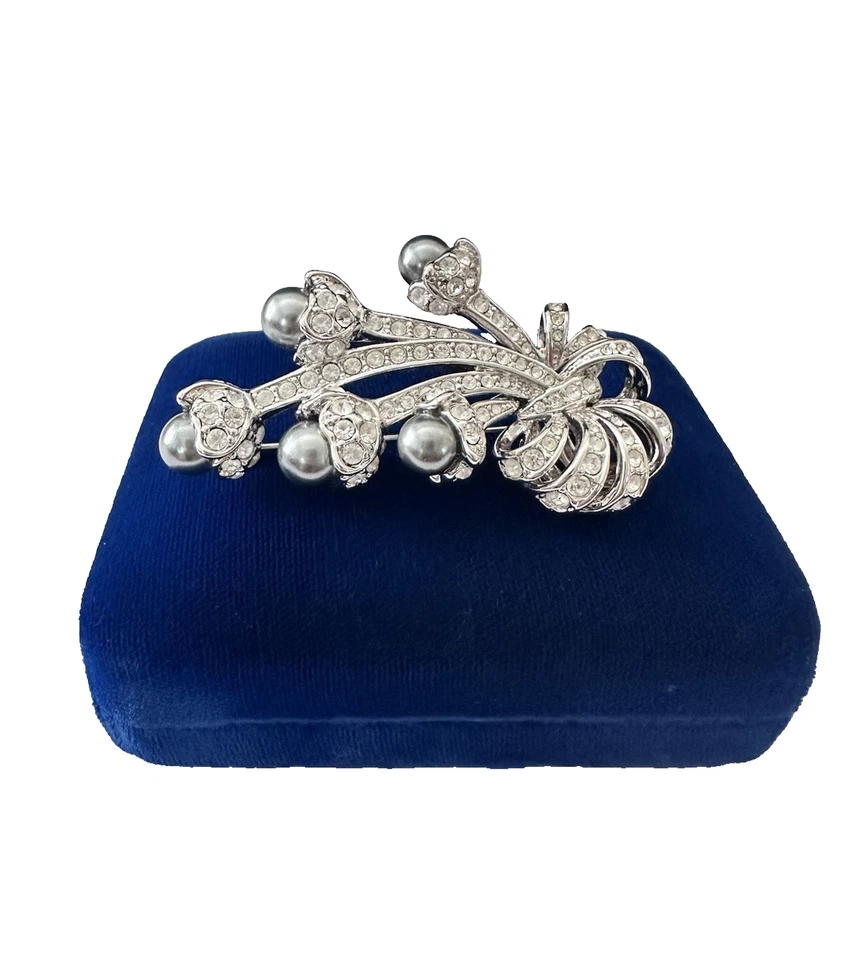 Broche ramo vintage de cinta de perlas sintéticas gris pavé tono plata Nolan Miller 2,5" Foto 4 de 4