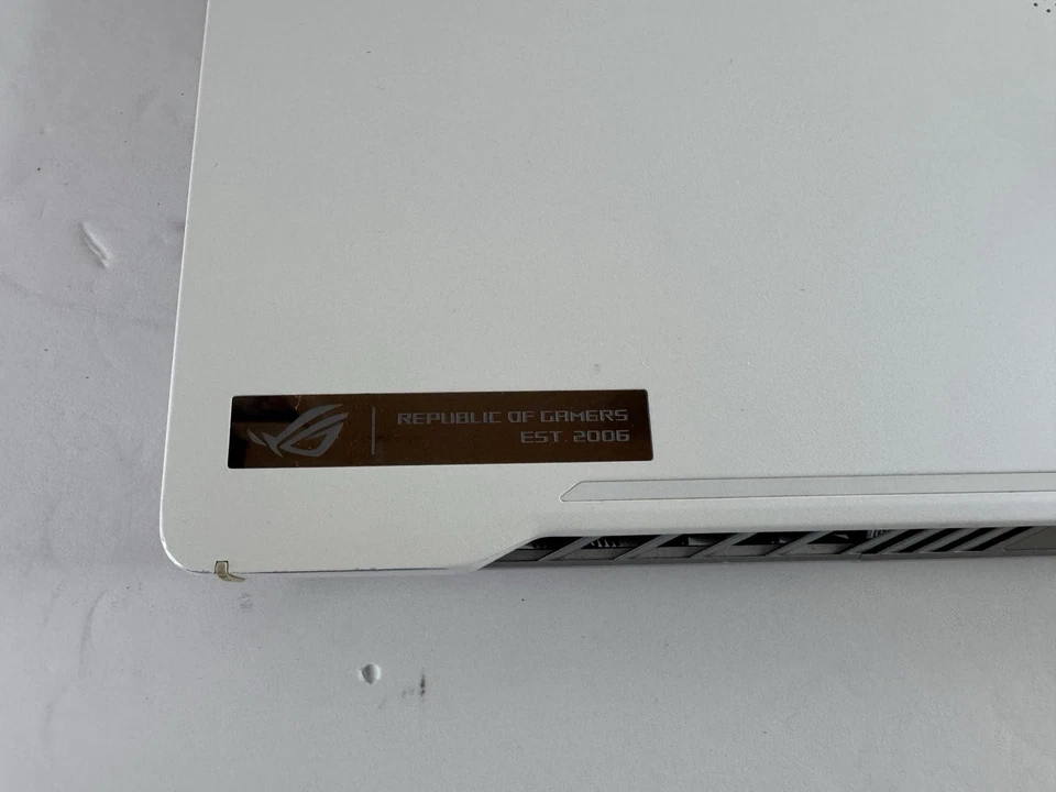 ROG Zephyrus G14 14” (Necesita SSD, AMD Ryzen 9 4900HS, 24GB RAM, RTX 2060 Max Q) Foto 3 de 4