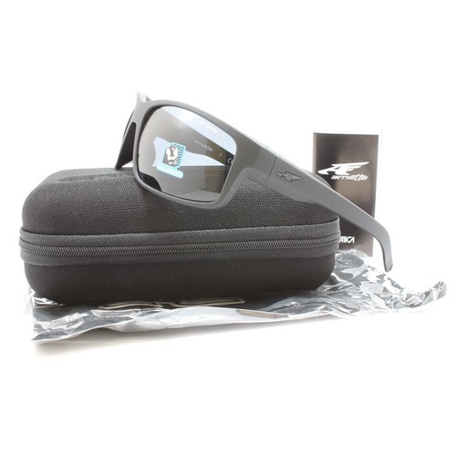 Gafas de sol Arnette Fastball negro mate/gris polarizadas para hombre AN4202 447/81 - Imagen 4 de 4