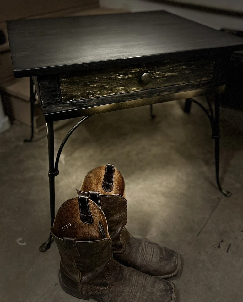 Восстановленный антикварный приставной столик с ящиком и чугунными ножками - Изображение 3 из 4