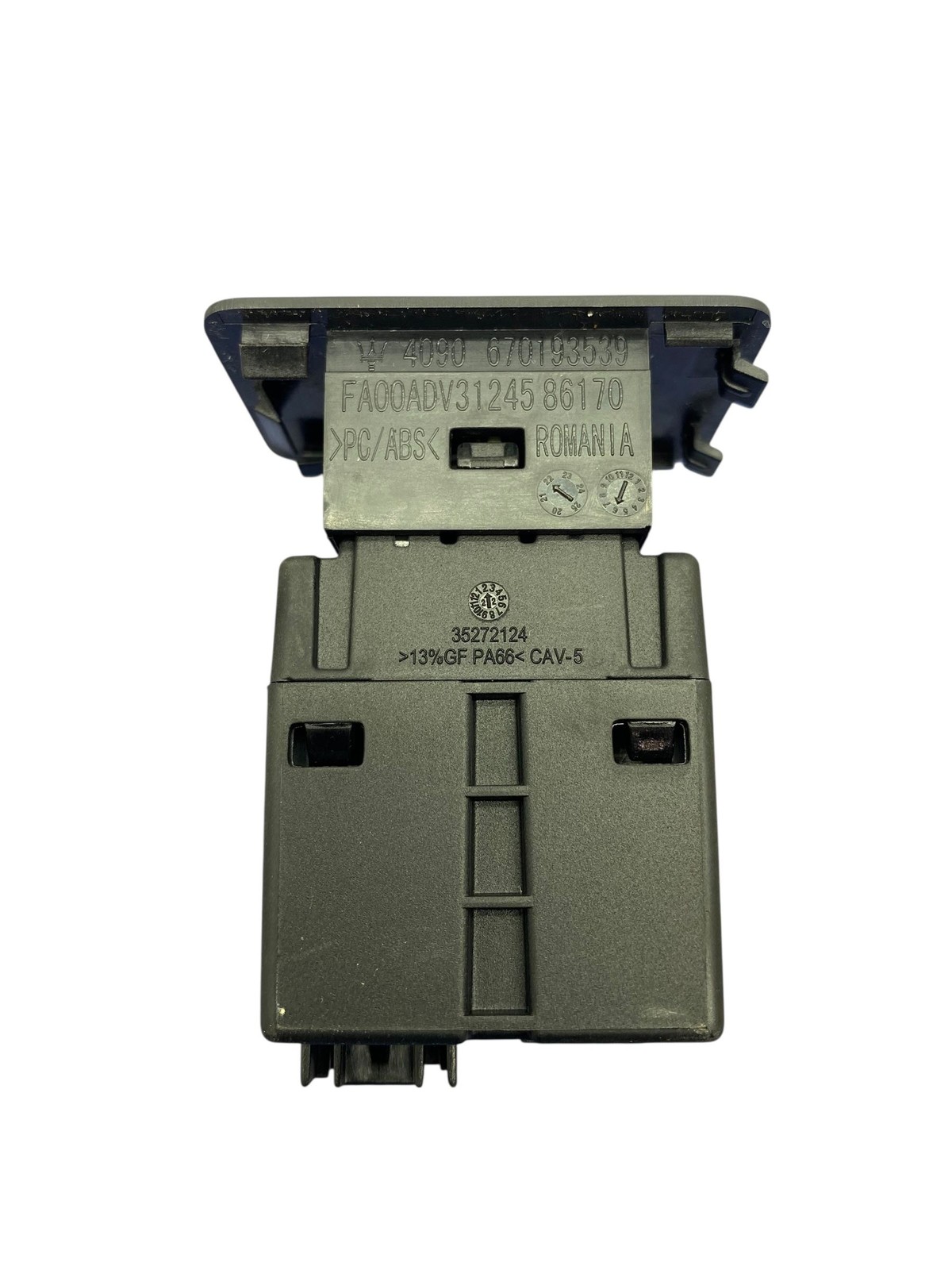 23 MASERATI GRECALE USB PORT MEDIA HUB 68381663AA