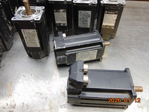 (1) Allen Bradley MPL-B330P-SJ22AA Servo Motor 1.8KW 7033-04-4102