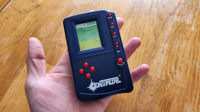 VTG MGA Entertainment Centipede 1997 Electronic Blue Handheld Game Tested Works