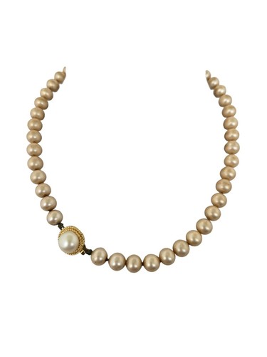 Collier vintage Trifari simple brin fausse perle avec fermoir boite - Photo 3/8