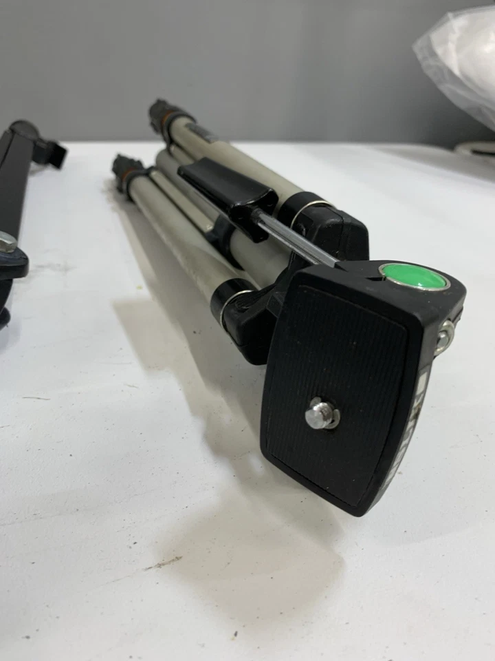 Slik REL Lok 800G Tripod Travel Lightweight Lock Aluminum Great Used Two Tripods - Image 4 of 4