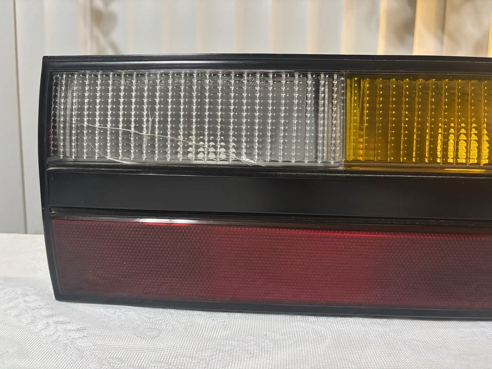 Luz trasera convertible derecha OEM E3ZB-13440-A 1983-1986 leer detalle Foto 3 de 4