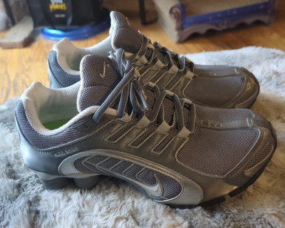 Nike Shox Navina Silver / Gray Nubuck Athletic Shoes Women s Size 6.5 313809-014