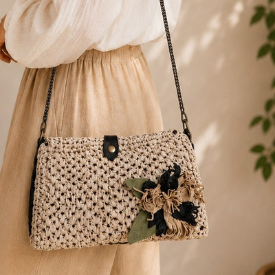 Handgefertigte Raffia Tasche mit Lederdetails & Wildleder-Blume | Crossbody Bag