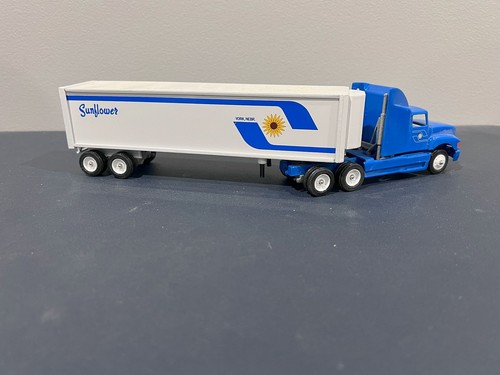 Winross Diecast 1/64 Scale Truck Sunflower Trucking Reefer 1994 - Picture 5 of 8