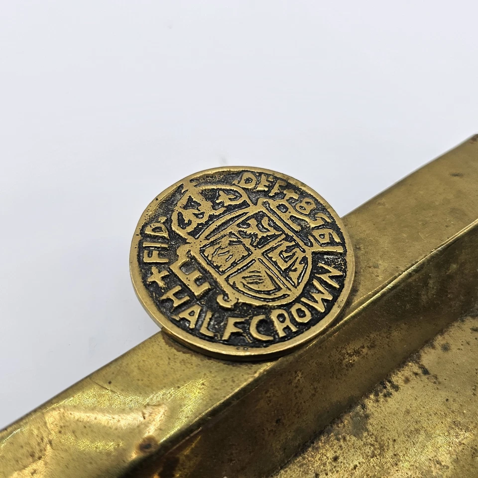 Bandeja rectangular de latón vintage con monedas decorativas de media corona como asas 12" Foto 3 de 4