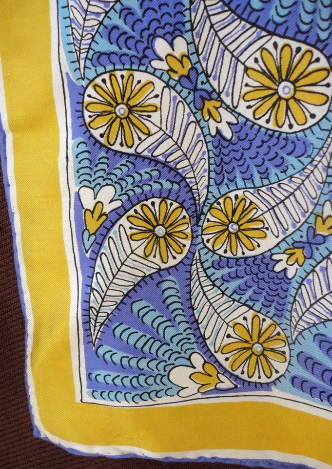 Vintage square scarf Vera Neumann tagged 60 Rayon/40 Silk Handrolled in JAPAN - Image 3 of 4