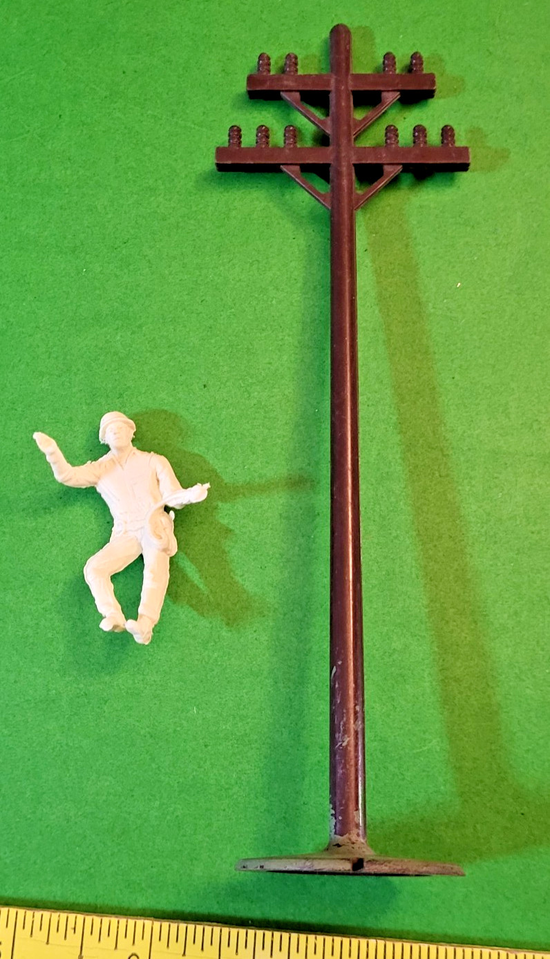 VINTAGE MARX ELECTRIC LINEMAN ON POLE WITH NO STEPS IN DARK BROWN.........