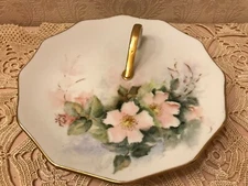HP HAND PAINTED TIDBIT CANDY DISH 6" DIAM GOLD TRIM AND HANDLE EUC