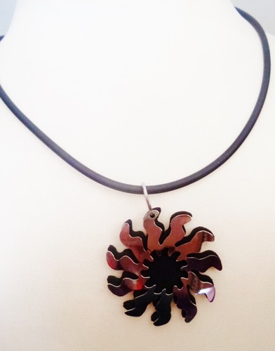Collier en caoutchouc noir retenant un pendentif perle de Tahiti 10 mm